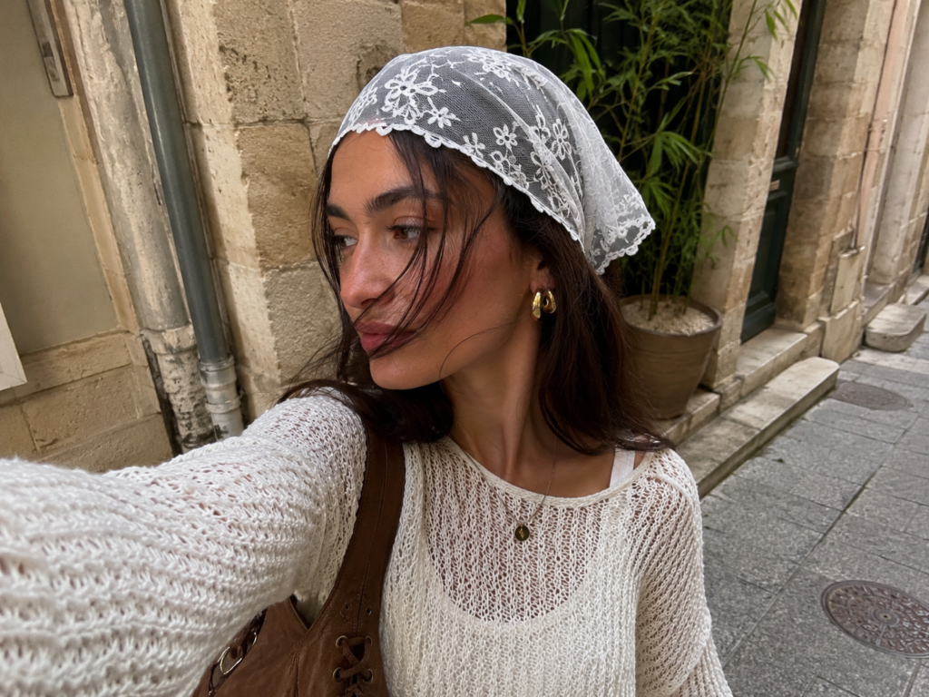 Influenceuse avec un bandana en dentelle dans les cheveux