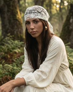 Jeune femme style cottagecore qui porte un bandana dentelle
